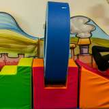 ...e infine facciamo un salto nell�aula di psicomotricit�. Qui Anabia � alle prese con lo scivolo...